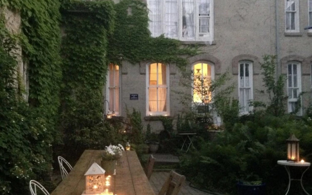 Church Des Artistes Guest House