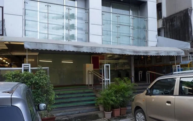 OYO Premium Borivali Kora Kendra