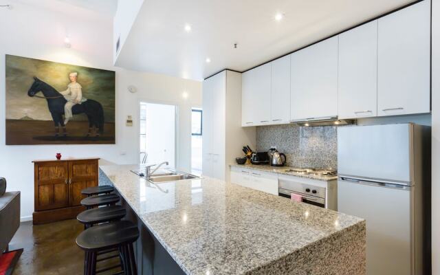 CYNTHIA, 2BDR Melbourne Apartment