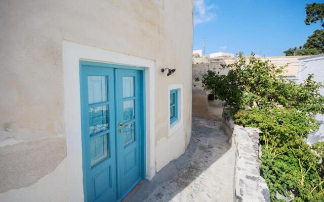 Santorinio Yellow House