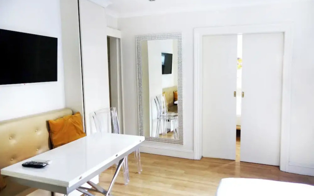 Central Apartment-sleeps 4-98 Walking Score