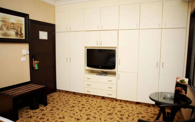 Queen's Suite Hotel