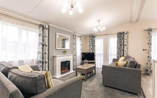 Moore Lodge with Hot Tub