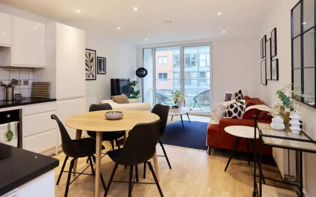 The Limehouse Cut Place - Spacious 2bdr Flat With Balcony