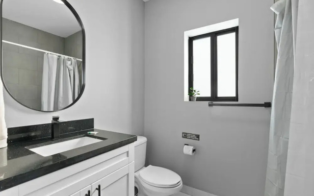 Modern 4-BR House with Free Parking