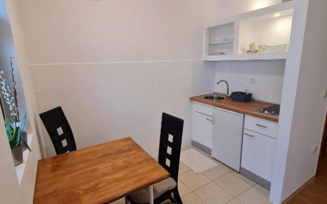 Apartments with a parking space Murter - 18630