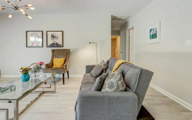 Woodridge - Private & Sanitized, Perfect for Social Distancing & Working From Home. Private Pool, Pet Friendly. Discounted During Pandemic. Super-host Support