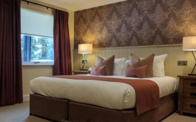 Lochside Lodge Retreat - Stunning Lakeside Escape