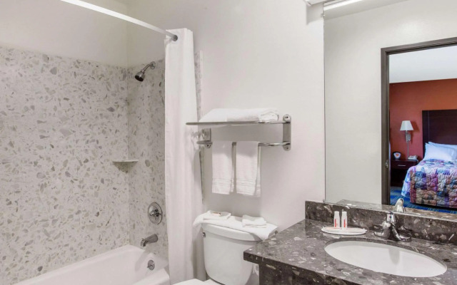 Holiday Inn Express & Suites Galesburg by IHG