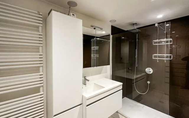 Spacious Seaside Apartment