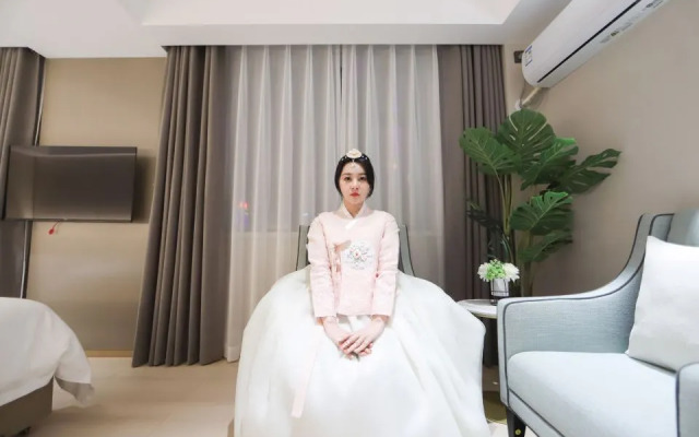 Holiday Inn Golden Hyatt (Yanji Yanbian University Department Store)