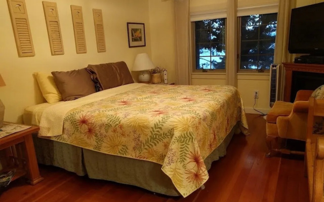 Lake Ripley Lodge w Lake Front Rooms, Grand Porch, Kayaks & Paddleboard