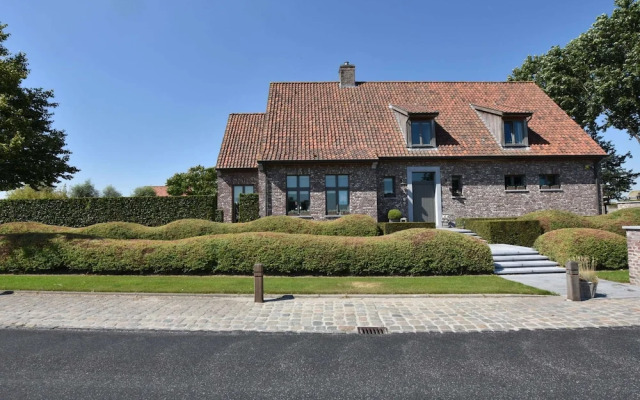 Tasteful Mansion in Lichtervelde with Hot Tub