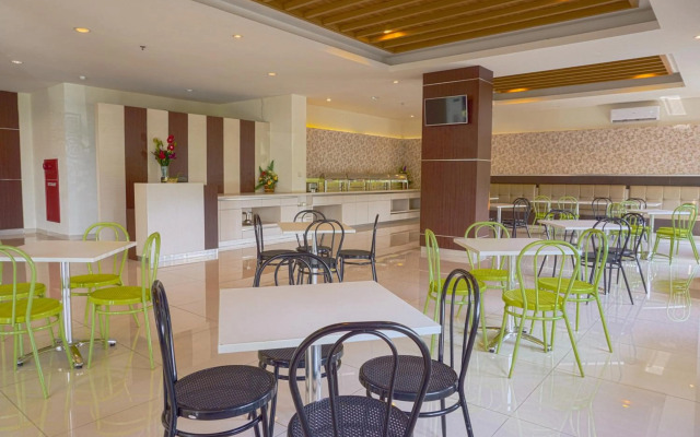 RedDoorz Plus At Grand Sayang Park Hotel Makassar