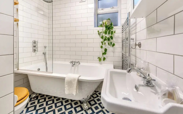 Charming Hampstead Retreat with Patio