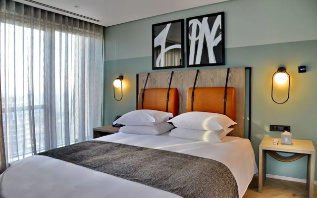 Courtyard Hotel Waterfall City