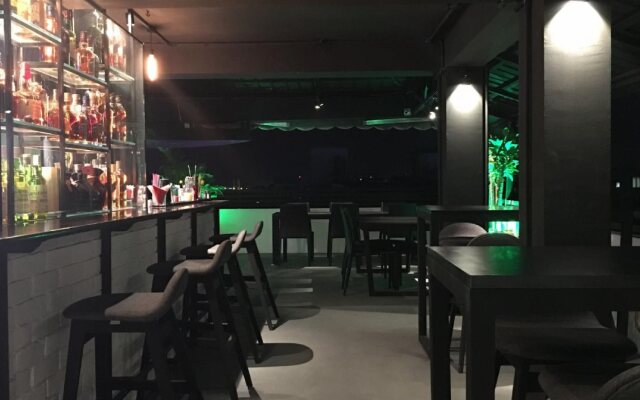 Yama Hotel & Rooftop Bar
