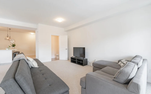 Lavish Brand New Four Bedroom Townhouse