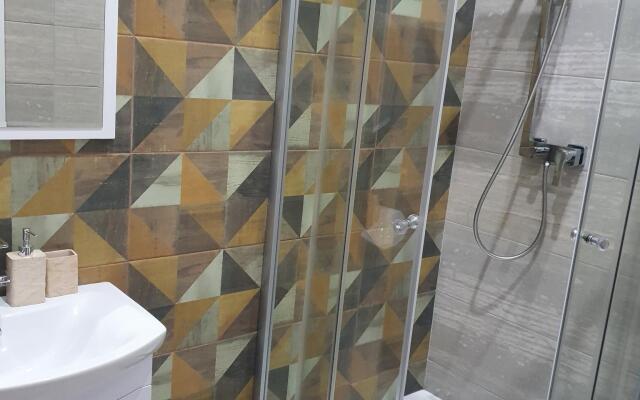 Anna and King  (on Zheleznodorozhnoy)