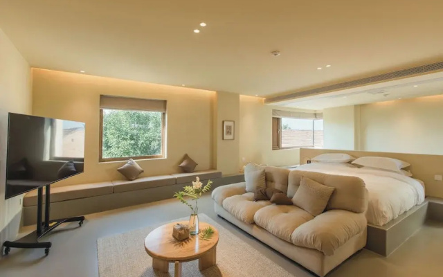 The Long Circle House
