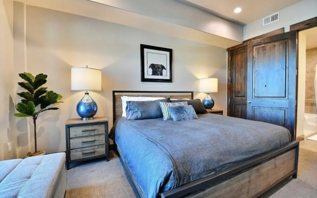 Blackstone Beauty 2 Bedroom Condo by RedAwning