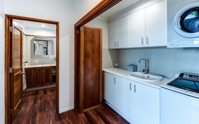 The Boathouse - Luxury Holiday Home with Jacuzzi