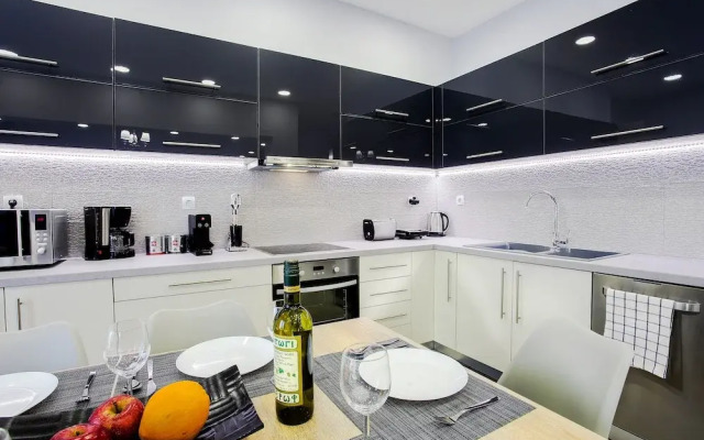 Spacious 3-Bedroom Apartment Near the Train