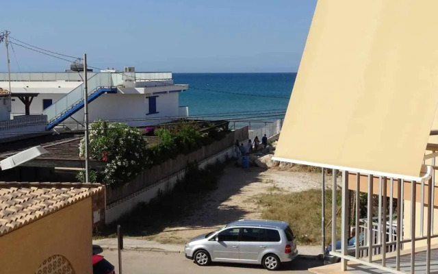 APARTAMENTOS EL SOL-Apartamento reformado a 20 metros del mar.