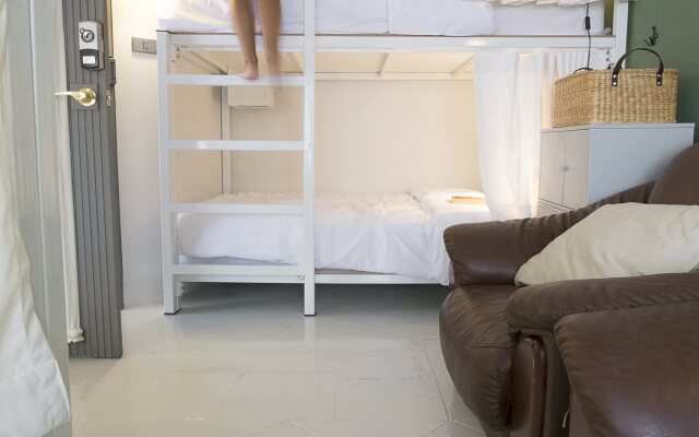 Weeping Willow Sukhumvit 26 – Hostel