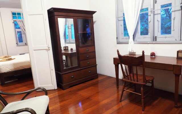 24 Samsen Heritage House