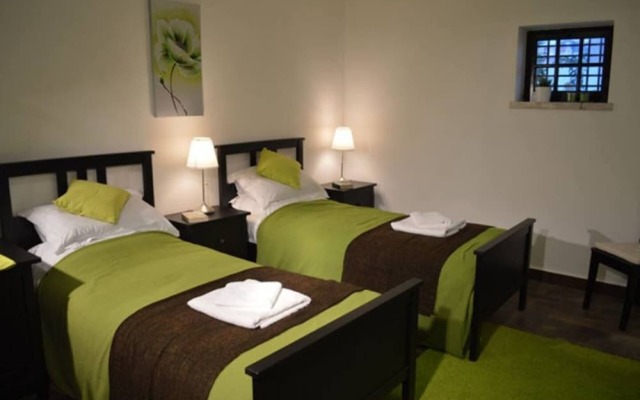 Sleeps22-garden-hottub-pool-barbecue-jacuzzi