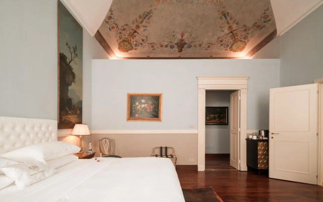 Royal Palace Luxury Suites & Hotel