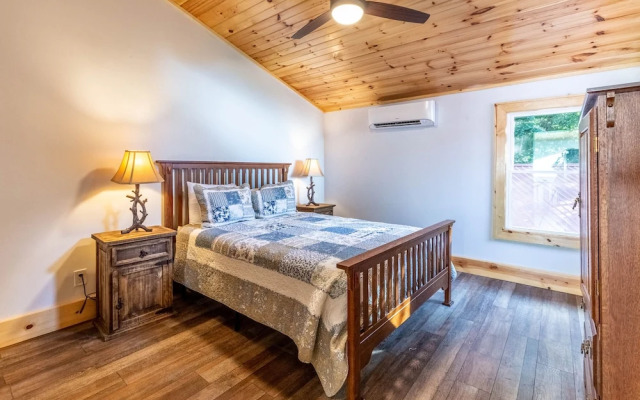 Stunning 2BR Cabin with Mountain Views