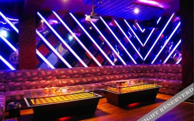 Junyi Collection Hotel (Luotian County Yishui Bund)