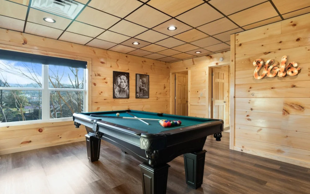 Parkway Paradise w Private Hot Tub