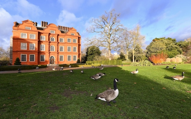 Grand Apartments Kew Gardens