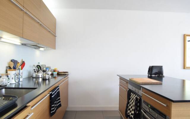 2 Bedroom Kennington Apartment With Balcony