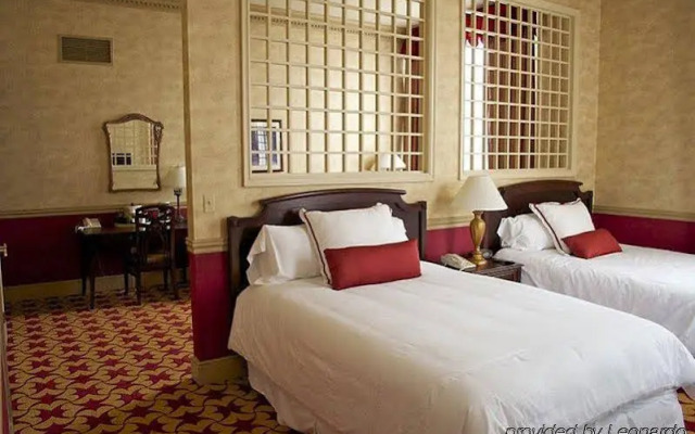 Roberts Riverwalk Urban Resort Hotel