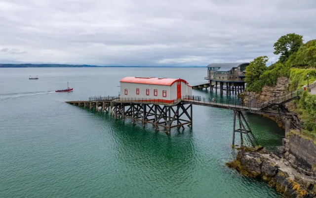 Windermere House - Sea Views Close to Harbour