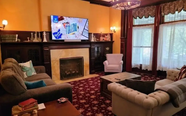 The Kings Throne Inn and Guest House