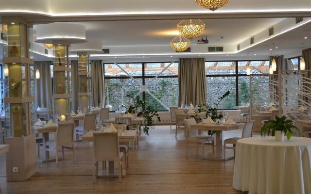 Hotel Slamený dom