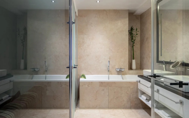 11 Mirrors Design Hotel