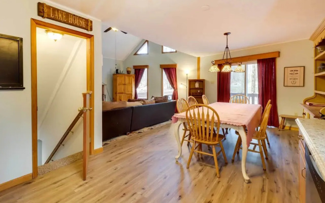 Spacious Pocono Lake House Near Skiing & Swimming!