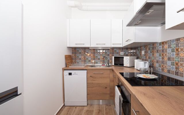 WaterFront City Apartments by UrbanRent