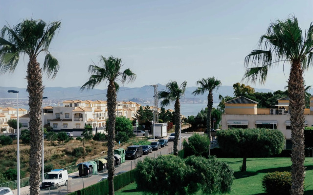 Stunning 2 bedroom apartment with Pool View