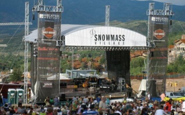 Snowmass Woodrun V 2 Bedroom Ski in, Ski out Mountain Residence in the Heart of Snowmass Village