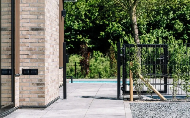 Stay With Private Pool & Hot Tub