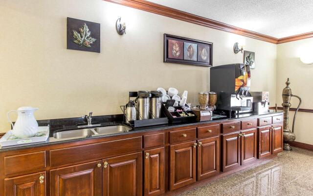 Econo Lodge At Six Flags