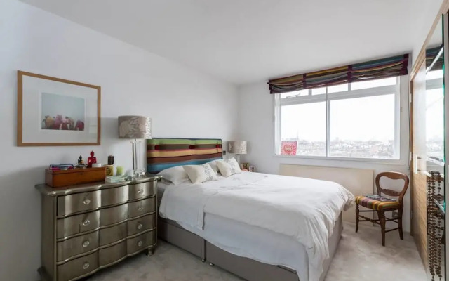Trendy 2 bed With Balcony & View in Notting Hill