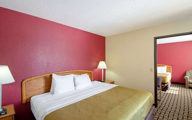 Econo Lodge Inn & Suites